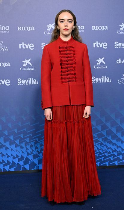 Valèria Sorolla, nominada a mejor actriz revelación por La consagración de la primavera, de Fernando Franco, lo apostó todo al rojo con este conjunto de chaqueta de aires militares y falda larga con vuelo de la colección crucero 2023 de Dior y joyas de la misma firma.