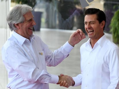 Tabaré Vázquez, presidente de Uruguay, saluda a su homólogo mexicano, Enrique Peña Nieto.