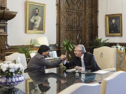 El presidente de Argentina, Alberto Fernández, saluda al expresidente boliviano Evo Morales durante una reunión en la Casa Rosada en Buenos Aires, el 12 de julio de 2022.