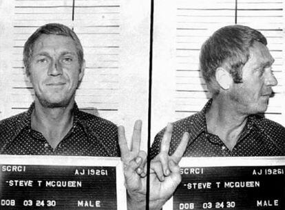 El actor Steve McQueen, arrestado en Alaska en 1972 por conducir bajo los efectos del alcohol no solo sonríe con picardía, sino cuela en la foto el símbolo de la victoria.