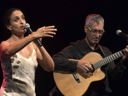 La cantante israelí Noa, durante su actuación en la gala de inicio de los encuentros Albert Camus en el Teatro Principal de Mahón, Menorca.