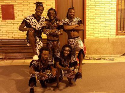 El grupo de acróbatas Afro Jungle Jeegs estará de gira por Europa tres meses para recaudar fondos y mejorar su escuela en Kenia.