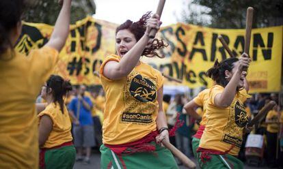 Concentración de apoyo a Can Vies en octubre de 2012 en la que se reclamaba a TMB y al Ayuntamiento la permanencia de la casa ocupada.