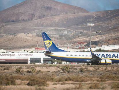 Un avión de Ryanair aterriza en el aeropuerto César Manrique de Lanzarote. 
