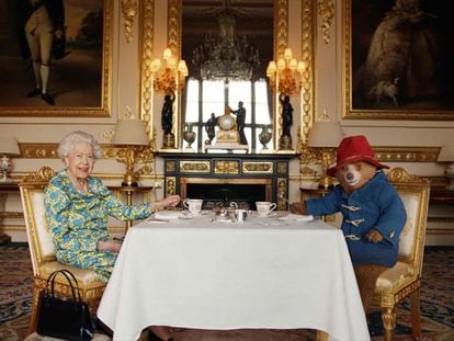 Isabel II toma el te en el palacio de Buckingham con el oso Paddington, en un vídeo lanzado el 4 de junio de 2022 con motivo del Jubileo de Platino de la reina.