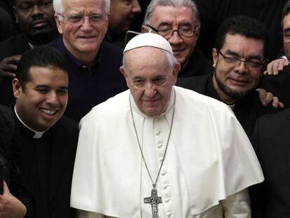 El papa Francisco, rodeado de sacerdotes, este miércoles en el Vaticano.