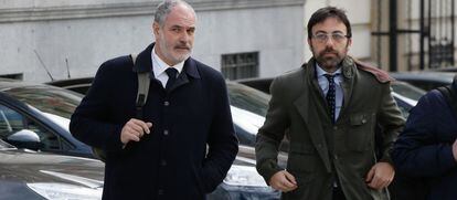 Andoni Zubizarreta, izquierda, llegando a la Audiencia Nacional para declarar por el 'caso Neymar'.