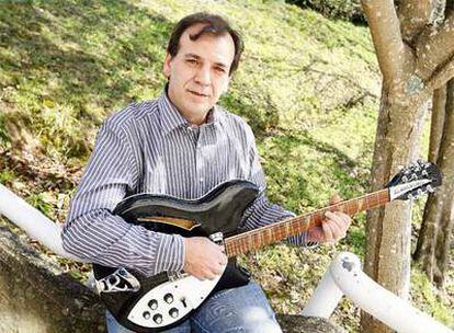 Xosé Ramón Paz Antón, tocando la guitarra.