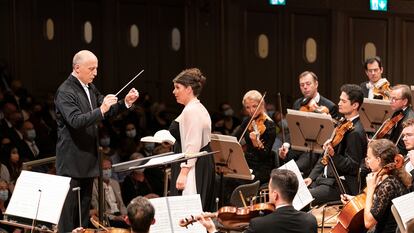 Paavo Järvi, la contralto Wiebke Lehmkuhl y la Orquesta de la Tonhalle de Zúrich en el concierto de reapertura de la histórica sala de conciertos suiza el pasado miércoles.