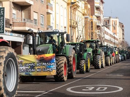 Agricultores de Zamora se movilizan este jueves en sus tractores por una de las avenidas más céntricas de la capital.