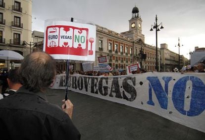 Decenas de personas se concentraron ayer en la Puerta del Sol convocadas por la plataforma Eurovegas No, una protesta diluida por la intensa lluvia. Los manifestantes criticaron el “secretismo” y “la falta de transparencia” de las autoridades.