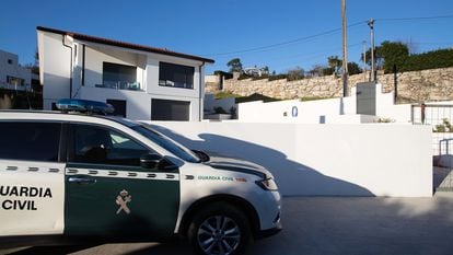 Un vehículo de la Guardia Civil en, en el exterior de una vivienda en Galicia.