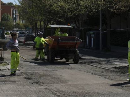 Trabajos de la Operación Asfalto en la avenida Machupichu, en Hortaleza.