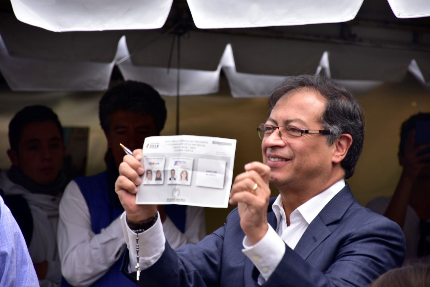 Gustavo Petro vota en la segunda vuelta por la presidencia de Colombia, en junio de 2018. 