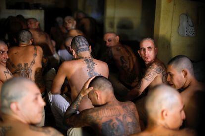 Varios pandilleros hacinados en una celda en la cárcel de Izalco, en El Salvador.