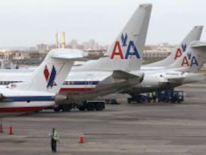 American Airlines aircraft sit on the tarmac at LaGuardia airport following a reservation system outage in New York, April 16, 2013. American Airlines&#039; entire fleet has been grounded by computer problems until 4 p.m. CDT (2100 GMT), the airline said in a post to its official Twitter feed on Tuesday.  REUTERS/Carlo Allegri  (UNITED STATES - Tags: TRANSPORT BUSINESS)