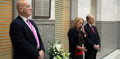 La viuda de José María Lidón, Marisa Galarraga, este viernes en el acto de recuerdo de su marido, flanqueada por el presidente de la Audiencia de Bizkaia, Manuel Ayo, y el alcalde de Bilbao, Ibon Areso.