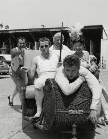 Marlon Brando y James Dean (apoyado), que estuvo de visita en el rodaje de la película 'Désireé', en 1954. Algunas fuentes aseguran que tuvieron una relación.