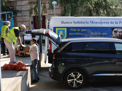 Voluntarios acuden a los almacenes centrales del Banco de Alimentos de Madrid este miércoles.