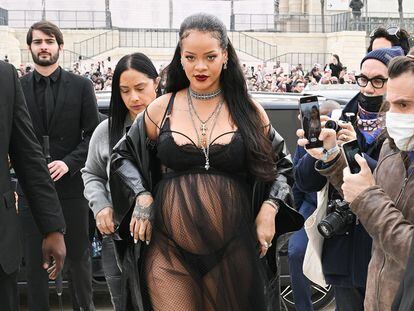 Este fue el 'look' que eligió Rihanna para asistir al desfile de Dior.