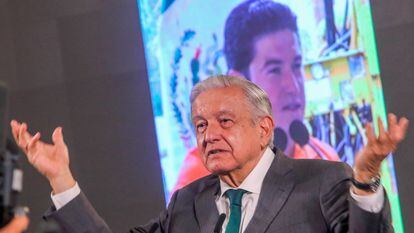 Andrés Manuel López Obrador, frente a la proyección de una imagen de Samuel García, durante su conferencia matutina de este lunes.
