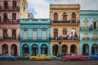 Vehículos antiguos y edificios pintados de varios colores en La Habana Vieja.