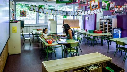 L'Antonella, de quatre anys, amb la seva maestra a l'aula buida de P3 a l'escola Vila-romà de Palamós.