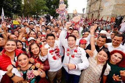 Salomón Jara, candidato por MORENA a la gubernatura de Oaxaca, con Mario Delgado el presidente del partido, en el cierre de campaña del candidato, el 31 de mayo, en Oaxaca.