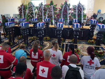 Miembros de la cruz Roja cubana honran a las víctimas del incendio en la base de supertanqueros de Matanzas (Cuba).