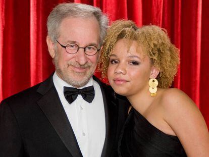Steven Spielberg y su hija Mikaela Spielberg, en 2009.