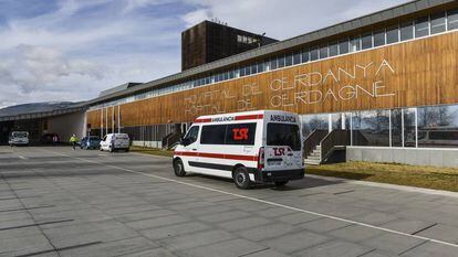 Una ambulància arriba a l'hospital transfronterer de la Cerdanya a Puigcerdà.