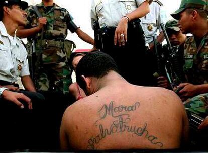 Un miembro de la pandilla juvenil Salvatrucha es detenido por la policía de Guatemala el pasado julio.