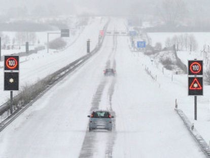 Una vista general de una carretera cubierta de nieve en Jacobsdorf, Alemania.