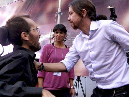 Echenique e Iglesias se saludan en la asamblea de Podemos, en la plaza de toros de Vistalegre, el pasado 19 de octubre.