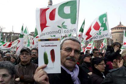 Un simpatizante de la izquierda muestra un libro sobre la Constitución italiana durante la manifestación contra el <i>decretazo</i> de Berlusconi.