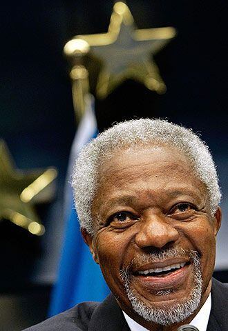Kofi Annan atiende a la prensa ayer en Bruselas.