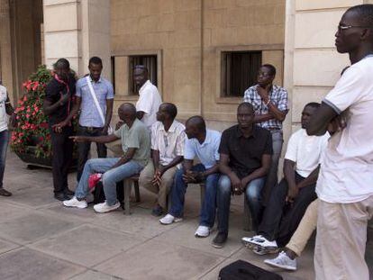 Un grupo de inmigrantes espera al ministro de Exteriores de Senegal a las puertas del Ayuntamiento de Alicante.