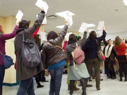 Decenas de mujeres en el Registro Mercantil de Madrid para inscribir su cuerpo