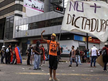 Manifestantes opositores bloquean en Caracas una v&iacute;a durante una protesta del 18 de julio.