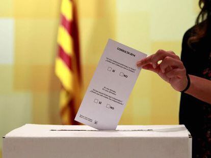 La urna que ha preparado la Generalitat, con la papeleta de la doble pregunta