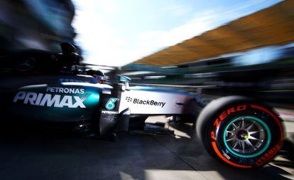Hamilton sale del garaje de Mercedes para rodar en Sepang