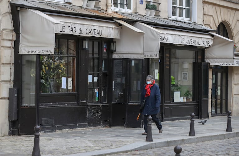 Una donna passa davanti a un ristorante chiuso a Parigi il 25 gennaio.