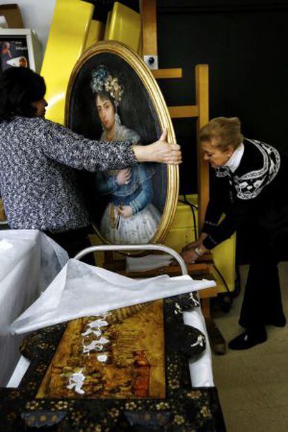 Personal del museo manipula la última adquisición: 'Retrato de una Dama'.