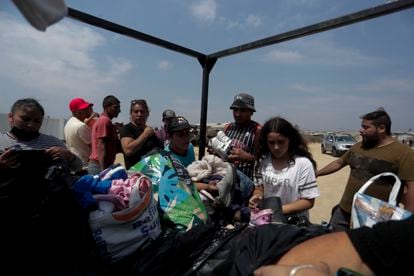 Damnificados reciben ropa y agua de parte de voluntarios, en Pompeya, un campamento irregular en Viña del Mar.