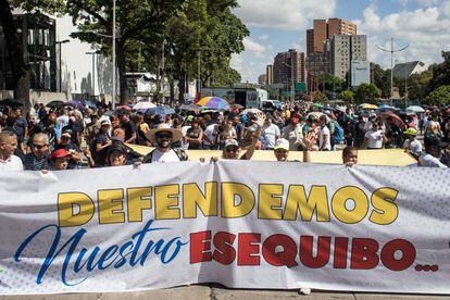 Pessoas manifestam-se nas ruas de Caracas durante o encerramento da campanha para o referendo de Essequibo, em 1º de dezembro de 2023.  