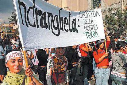 Protesta por el asesinato de Fortugno. La pancarta reza: 'Ndrangheta, basura de nuestra tierra.
