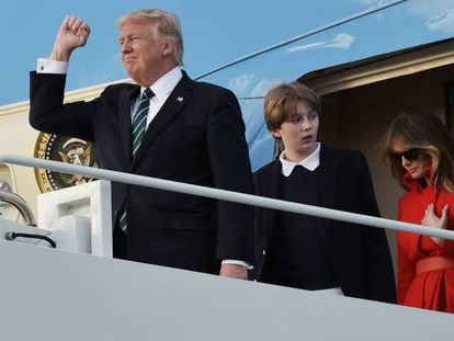 FOTO: Trump, su hijo Barron y su esposa, Melania, este viernes en Florida. / VÍDEO: La familia llega a su residencia de Palm Beach.