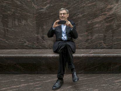 El premio Nobel Orhan Pamuk, fotografiado en Barcelona momentos antes de la presentación de su ultimo libro 'La Mujer de pelo rojo'.