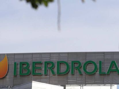 Logotipo de Iberdrola en su sede operativa en Madrid. 