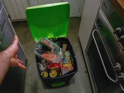 Alimentos caducados en el cubo de basura de un domicilio.